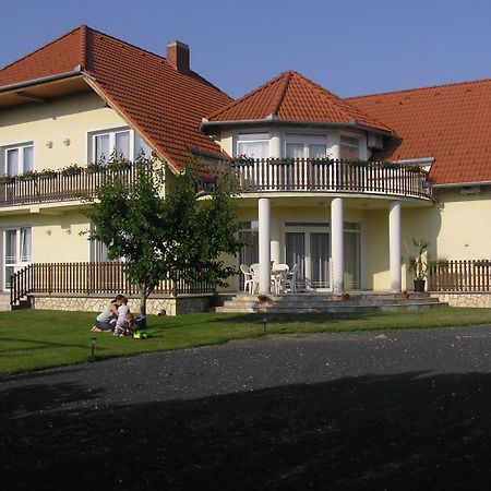 Szaloky Apartmanhaz Gyenesdiás Екстериор снимка