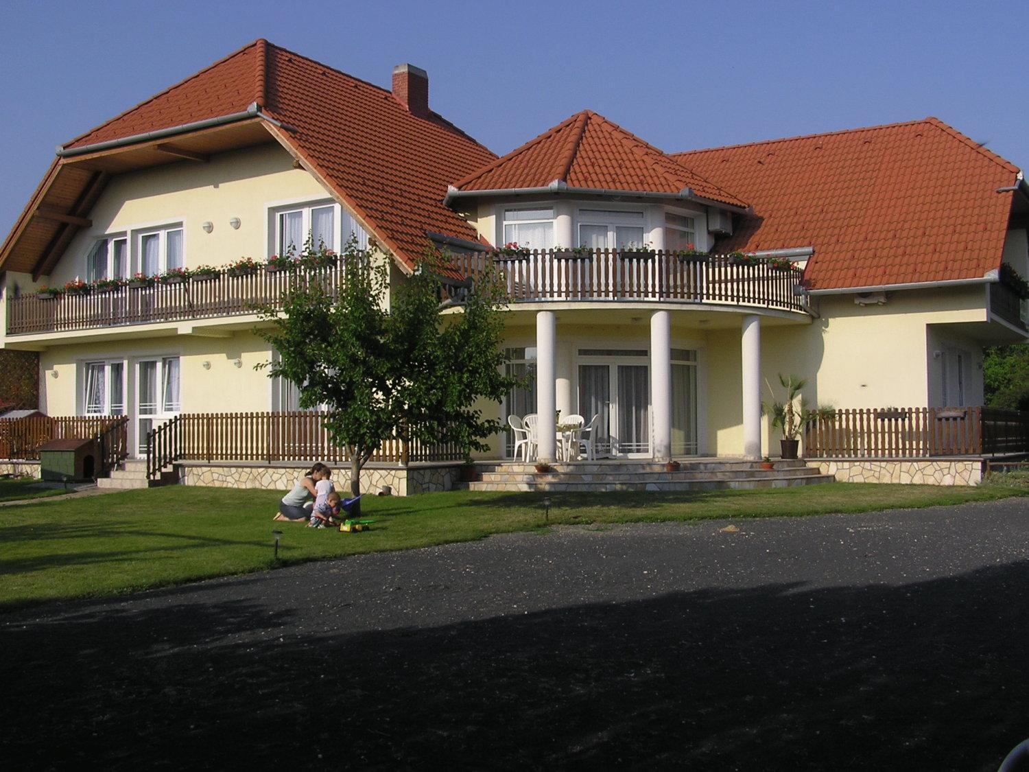 Szaloky Apartmanhaz Gyenesdiás Екстериор снимка