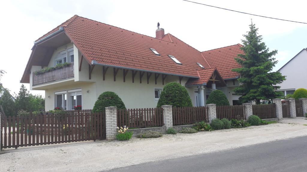 Szaloky Apartmanhaz Gyenesdiás Екстериор снимка